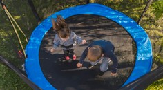 Desaťročnému chlapcovi zo Škótska prišlo nevoľno po skákaní na trampolíne. V nemocnici zomrel
