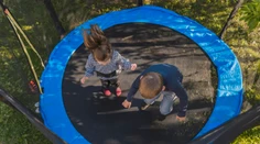 Desaťročnému chlapcovi zo Škótska prišlo nevoľno po skákaní na trampolíne. V nemocnici zomrel