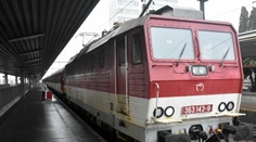 Chaos na železniciach po celom Slovensku: Viaceré spoje meškajú aj hodinu a pol
