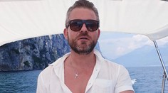 Spoznávate tohto muža? Je rád, že sa na dovolenke nemusí holiť