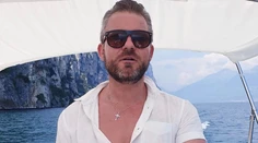 Spoznávate tohto muža? Je rád, že sa na dovolenke nemusí holiť