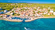 Obľúbené chorvátske prímorské mesto spravilo kurióznu chybu. Omylom nútilo turistov k obnažovaniu