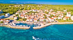 Obľúbené chorvátske prímorské mesto spravilo kurióznu chybu. Omylom nútilo turistov k obnažovaniu