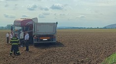 FOTO: Na úseku, kde v pondelok zomrel šofér autobusu a zranili sa desiatky ľudí, havaroval ďalší kamión