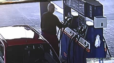 Ďalšie nájdené peniaze na pumpe. Muž prišiel, nenatankoval a na obálku zabudol