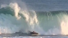 Surfovanie na doske už nie je „in“. Mladíkovi na videu stačil nafukovací matrac