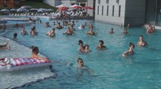 Žiadne testy ani rúška. Na kúpaliskách v Maďarsku si už ľudia užívajú leto ako pred pandémiou