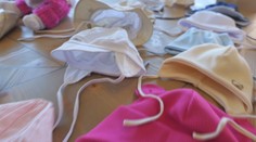 Nosí ich mnoho detí a sú mimoriadne obľúbené. Šnúrkový zákaz už bude čoskoro platiť aj na detské čiapky