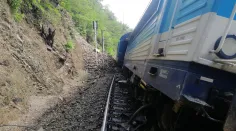 Po silných búrkach trápia Česko povodne. Pri Karlštejne narazil vlak do spadnutej skaly