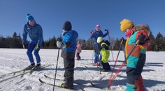 Kremnické hory stále ponúkajú dostatok snehu. Škôlkari využili skvelé podmienky na ojedinelý kurz