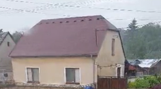 VIDEO: Veľká voda nepovedala posledné slovo. V Hornej Krupej zaplavila ulice