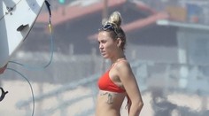 Miley Cyrus šantila s manželom v mori: Ukážkový zadok v zarezaných plavkách