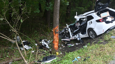 Vážna nehoda pri Kľačne. Vodič po náraze do stromu bojuje o život