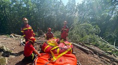 Pri požiari v Malej Lodine zasahuje už cez 70 hasičov, les horí od stredy