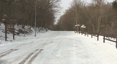 Hlavné mesto sa pre poľadovicu zmenilo na veľké klzisko. So zraneniami po pádoch sa roztrhlo vrece