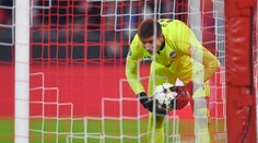 Pred rokom chytal druhú ligu, teraz nastúpil proti Bayernu. Slováka zobral do kabíny slávny kolega