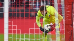 Pred rokom chytal druhú ligu, teraz nastúpil proti Bayernu. Slováka zobral do kabíny slávny kolega