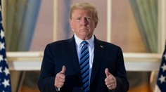 Trumpa prepustili z nemocnice. Je infekčný, ale fotografom zapózoval bez rúška
