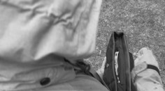 Podvodníkovi naletela ďalšia seniorka. Z okna v taške vyhodila celoživotné úspory