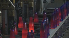 Sklo je jediný materiál, ktorý sa dá recyklovať donekonečna. Pozrite sa, ako vzniká fľaša