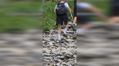 VIDEO: Turista v šľapkách z Tatier valcuje internet. „Lekár si už pripravuje faktúru,“ píšu ľudia