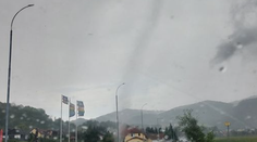 VIDEO: Počasie poriadne vyčíňa. V Česku sa objavilo tornádo