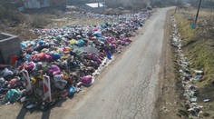 Smetisko neďaleko Prešova je priamo na ceste. Namiesto odstránenia ho označili a presmerovali dopravu