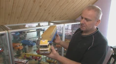 Skladá modely nákladiakov z papiera. V zbierke nechýbajú ani tie, na ktorých aj jazdil