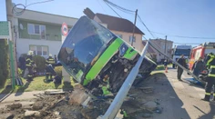 FOTO a VIDEO: Pri Zvolene havaroval autobus. Zranených odvážali sanitky aj vrtuľník
