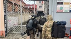 VIDEO: Rukojemnícka dráma v centre Serede. V byte sa zabarikádoval muž so zbraňou