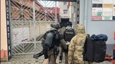 VIDEO: Rukojemnícka dráma v centre Serede. V byte sa zabarikádoval muž so zbraňou
