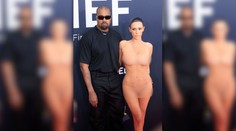 FOTO+VIDEO: Rozruch, aký sa len tak nevidí. Kanyeho manželka prišla na Grammys takmer nahá