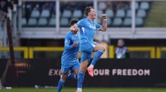 Lobotkovci kraľujú Taliansku, Neapol takmer nedostáva góly. Vo Florencii po kolapse hráča nedohrali