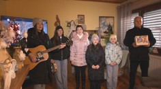 Šíria vianočné čaro a pomáhajú. Otec s dcérami dary za spievanie kolied venujú deťom v Afrike