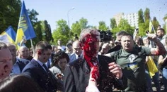 Takto si oslavu Dňa víťazstva nepredstavoval. Ruského veľvyslanca obliali na cintoríne červenou farbou