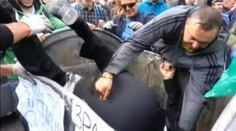 Tomu sa hovorí rozvášnený dav. V Kyjeve hodili poslanca do kontajneru