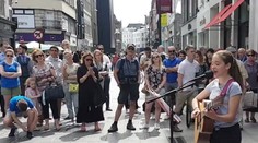 Len 11-ročné dievča začalo spievať v meste, takmer všetci skameneli