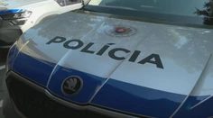 Pri Bánovciach nad Bebravou sa zrazilo osobné auto s nákladiakom. Na miesto vyslali všetky záchranné zložky