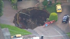 Vydesení obyvatelia milionárskej štvrte. Z ničoho nič sa im prepadla ulica