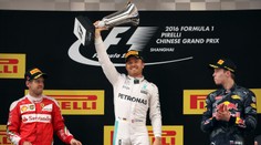 F1: Rosberg vyhral aj tretie preteky sezóny, triumfoval na VC Číny