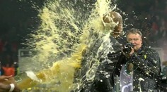 Dante "osprchoval" Guardiolu pivom