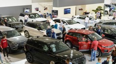 Krásne ženy a luxusné autá. Na autosalóne v Nitre je z čoho vyberať