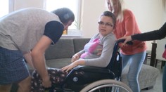 Dievčatko má epilepsiu, teraz aj ochrnula. Rodina nemá na liečbu