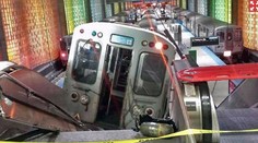 Vykoľajený vlak skončil na eskalátoroch. Zranilo sa 32 ľudí