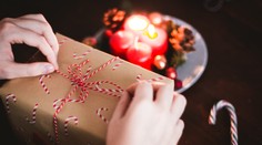 Fenomén dnešných dní, ľudia sa zbavujú nechcených darčekov hneď po Vianociach. Idú na to klasickým spôsobom