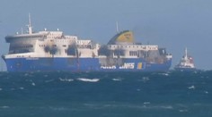 Požiarnici našli v horiacom trajekte čiernu skrinku