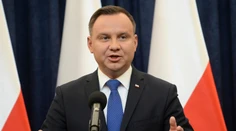 Duda podpíše zákon, ktorý bude trestať za výroky obviňujúce Poliakov z holokaustu