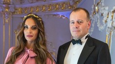 Kollár na plese opäť s Heringhovou. Takéto šaty sme od nej nečakali