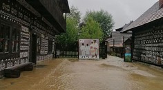 Voda opäť nemala zľutovanie. Ohrozovala drevené domčeky v Čičmanoch, valila sa viacerými dedinami
