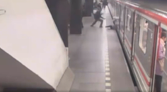 VIDEO: Sekundy od tragédie. Žena v Prahe spadla pod metro, zachránili ju cestujúci